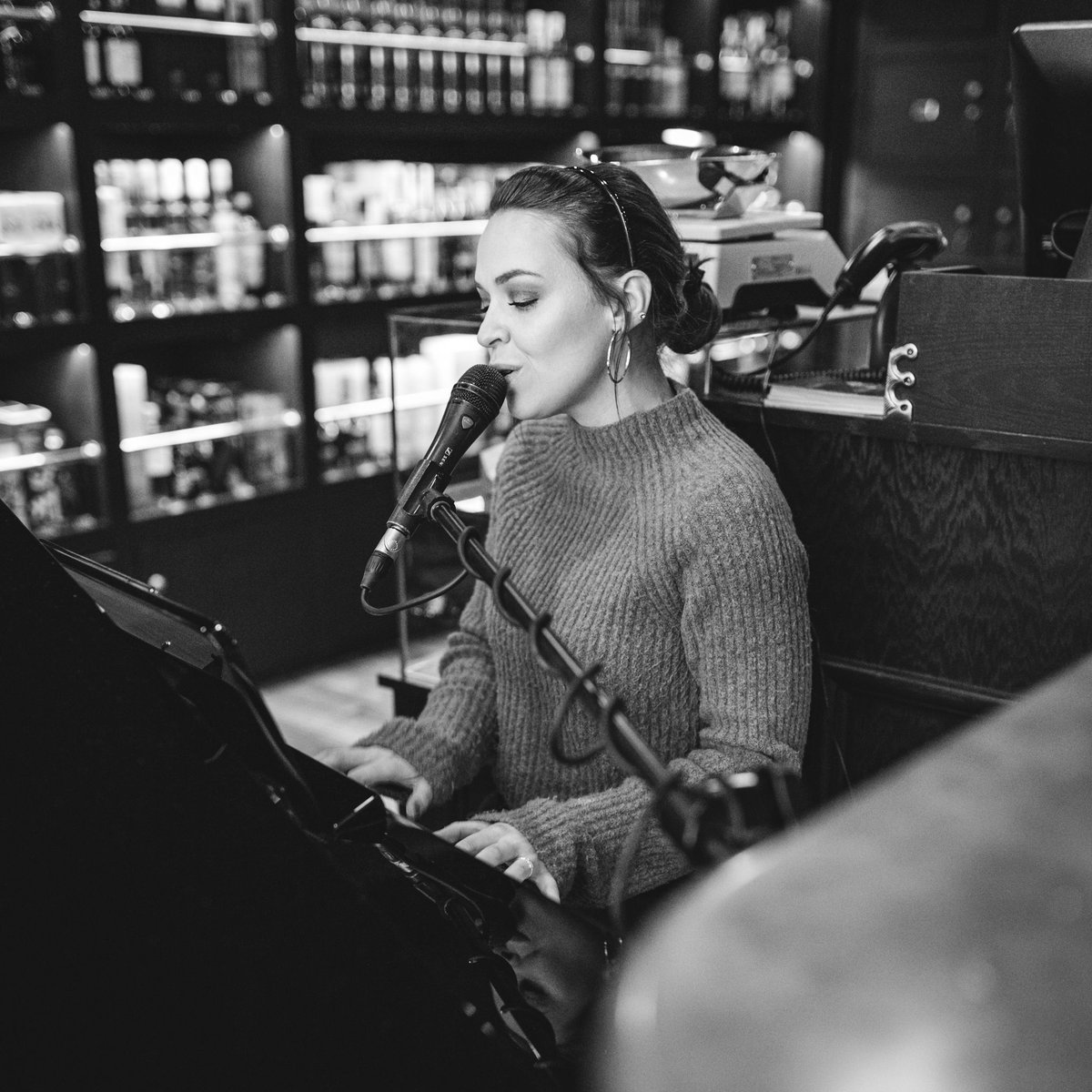 We have the superb Ruth Hutton Music with us tonight in Edinburgh! Whether working or enjoying a cocktail, Ruth always makes all our evenings more enjoyable.

Come spend some time with us on the Quartermile!