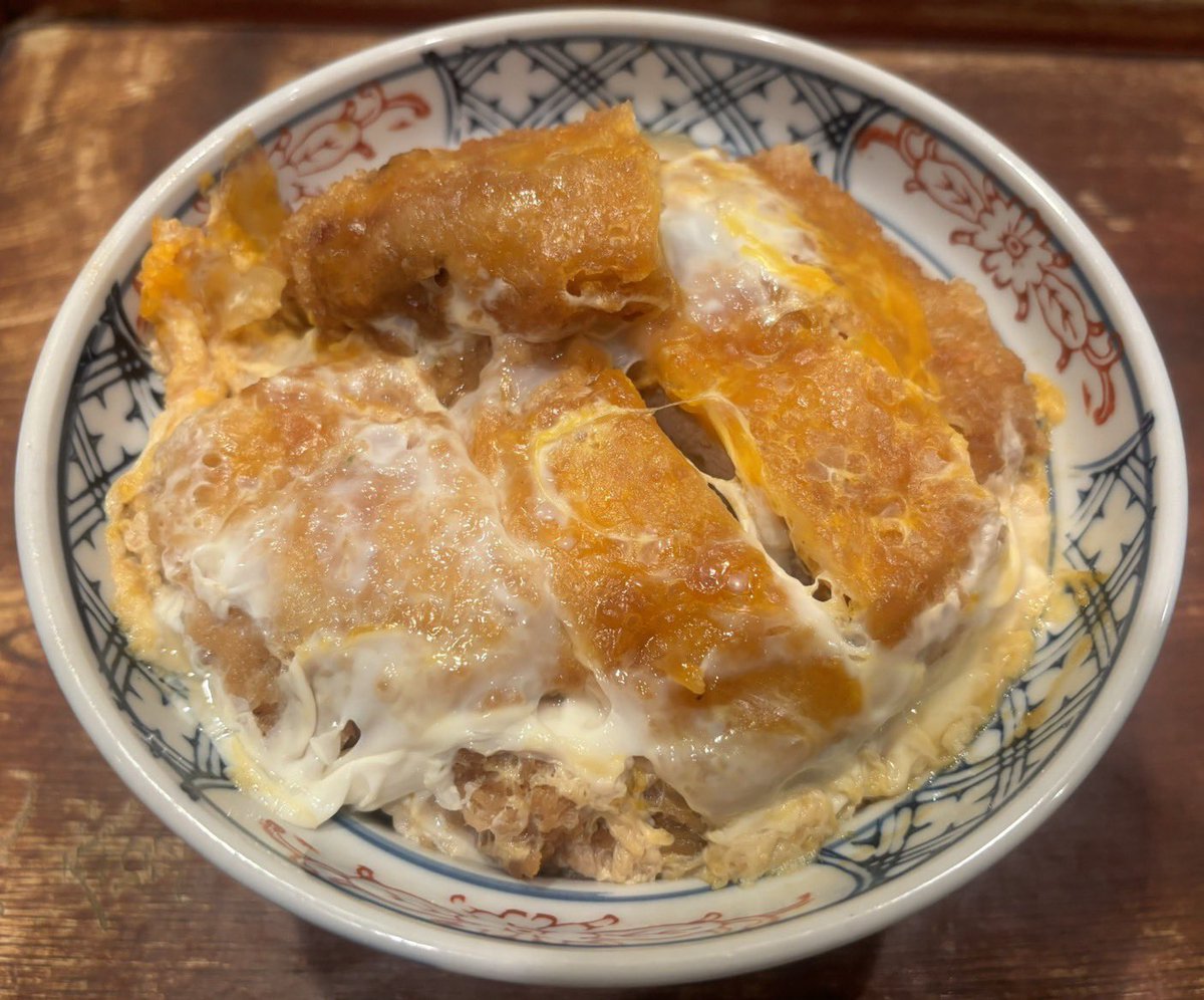 2月24日(土)
能登屋本店
かつ丼    950円

「揚げたてのとんかつに甘じょっぱい煮汁と卵が絡んで堪らない美味しさです。豪華なお昼の賄いを毎日頂いているショコラ男子は忙しい連休中も疲れ知らず！ご馳走様でした！」

【超高待遇で男子スタッフ募集中】
@Chocolat_MEN