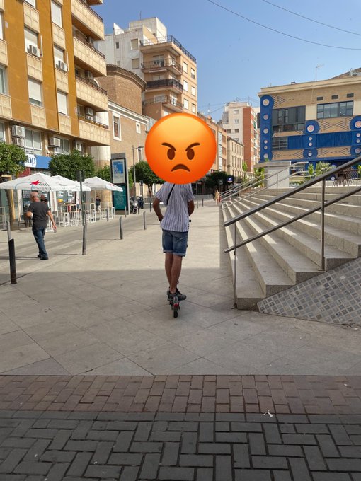 MurciaPolicia's tweet image. Los #VMP o patinetes eléctricos 🛴 están obligados a cumplir las normas de circulación.
📵 Prohibido conducir haciendo uso del teléfono #móvil o utilizando #cascos o #auriculares
❌ Prohibido circular con más de una persona
📌Siempre por la calzada