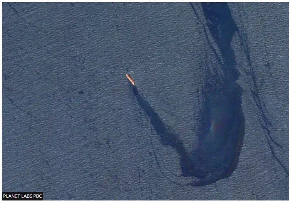 LucasFoxNews's tweet image. 18-mile oil slick from British cargo ship hit by Houthi missile in the Red Sea as seen from space. U.S. military warns ‘environmental disaster’ will worsen if ship sinks with 41,000 tons of fertilizer aboard.
