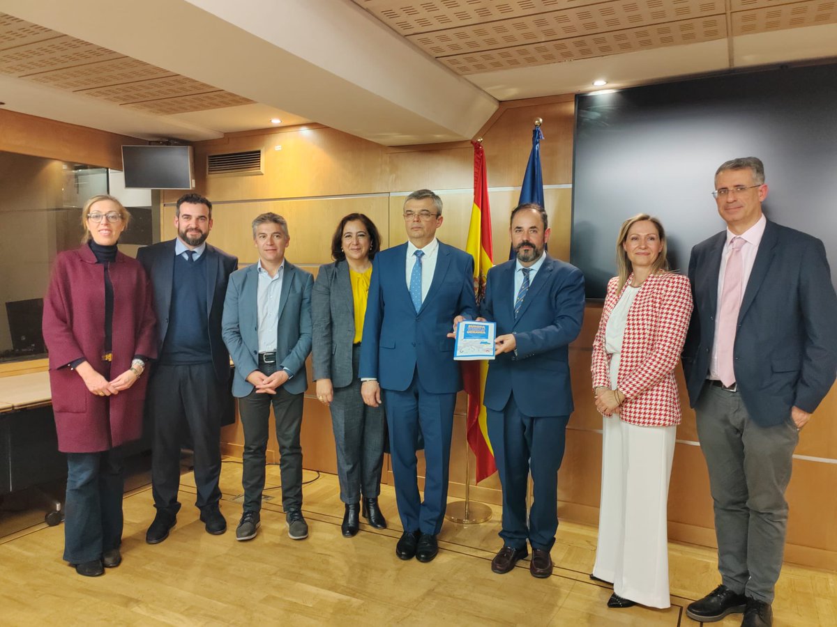 Con este libro queremos mostrar hoy nuestro reconocimiento y apoyo al pueblo de #Ucrania por su sacrificio y su extraordinario ejemplo de coraje y valor para defender a su país y la libertad.