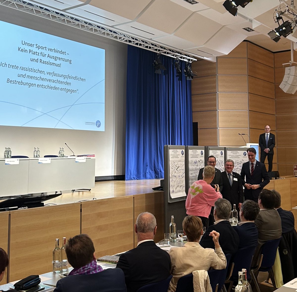 Unterschrift und Zustimmung des ⁦<a href="/landnrw/">Staatskanzlei NRW</a>⁩ , danke an MP <a href="/HendrikWuest/">Hendrik Wüst</a>⁩ im Rahmen der Mitgliederversammlung des ⁦<a href="/LSB_NRW/">Landessportbund NRW</a>⁩ gemeinsam mit Präsident ⁦<a href="/StefanKlettLSB/">Stefan Klett</a> :⁩ „Unser Sport verbindet- Kein Platz für Ausgrenzung u Rassismus!“ 🙏