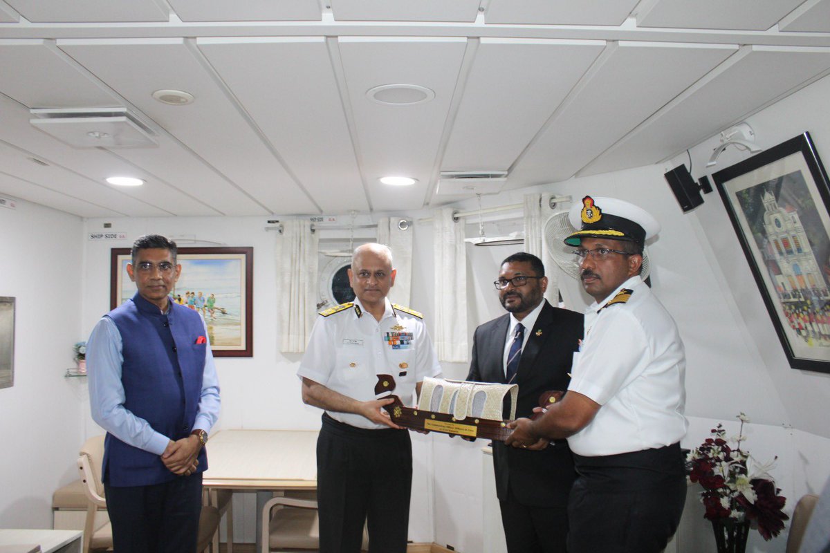 IndiaCoastGuard's tweet photo. H.E. Munu Mahawar, High Commissioner of #India and ADG S Paramesh, PTM, TM, ADG @IndiaCoastGuard welcomed H.E. Mohamed Ghassan Maumoon, Minister of Defence, #Maldives, and H.E. Moosa Zameer, Foreign Minister, Maldives onboard ICGS Samarth for trilateral exercise #DOSTI XVI. (1/2) https://t.co/HZrzxhokRQ