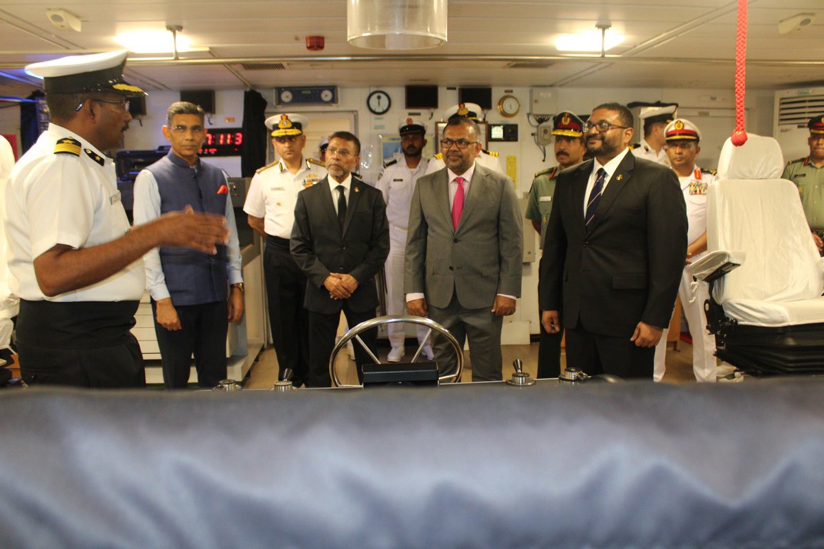 IndiaCoastGuard's tweet photo. H.E. Munu Mahawar, High Commissioner of #India and ADG S Paramesh, PTM, TM, ADG @IndiaCoastGuard welcomed H.E. Mohamed Ghassan Maumoon, Minister of Defence, #Maldives, and H.E. Moosa Zameer, Foreign Minister, Maldives onboard ICGS Samarth for trilateral exercise #DOSTI XVI. (1/2) https://t.co/HZrzxhokRQ