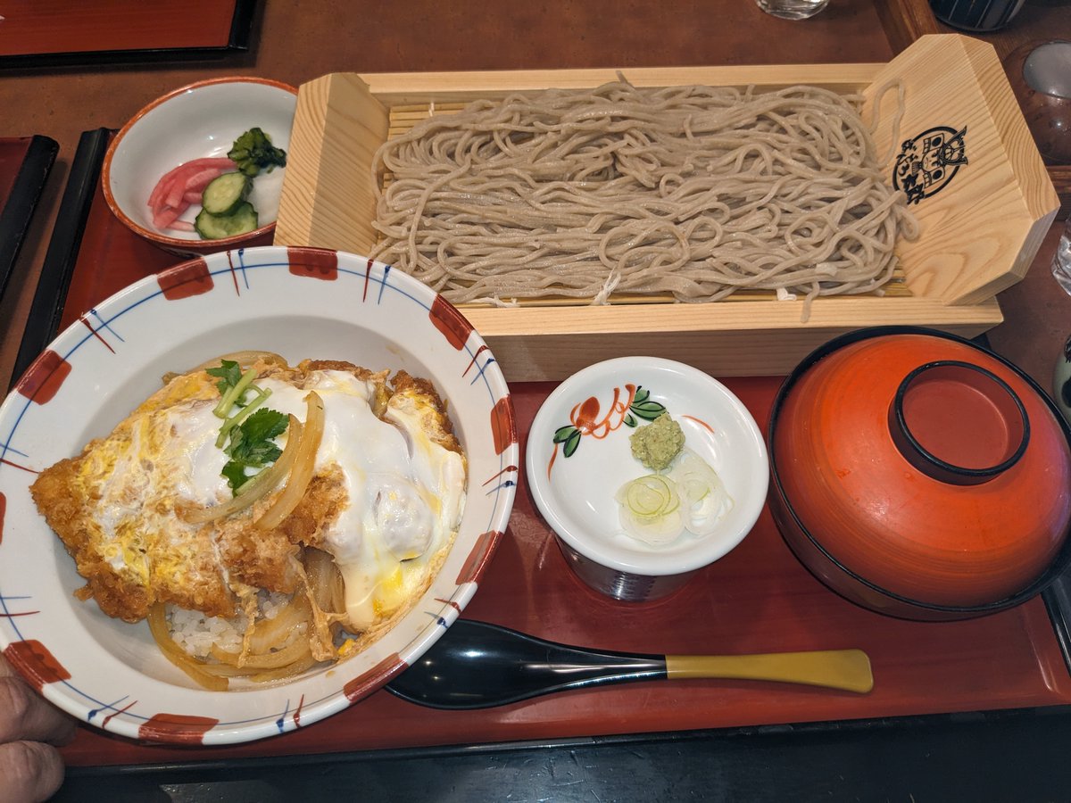 今日はお昼にカツ丼とそばのセットを 食べました😁