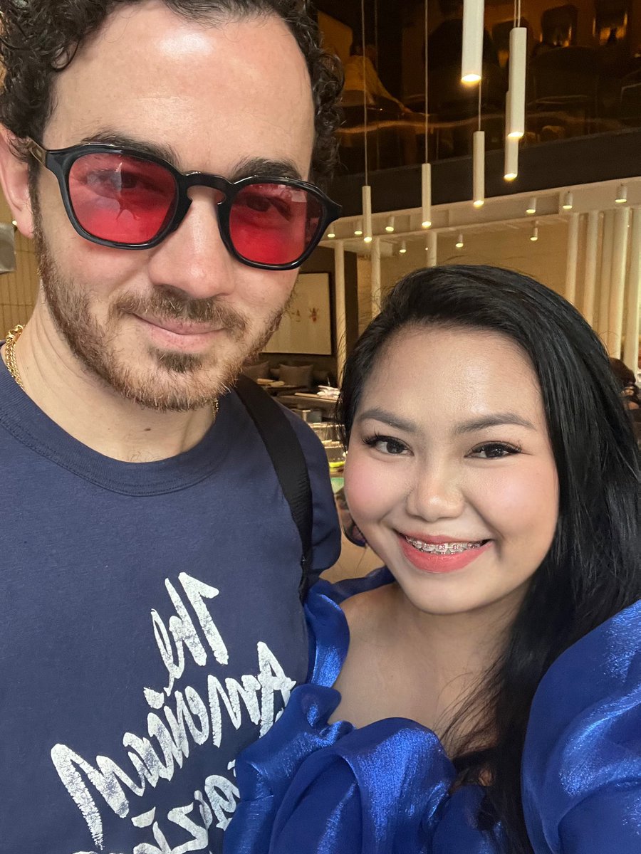 vecaglen's tweet image. Jonas Brothers with a fan in Manila

Chz!!!!! I waited 17 years!!! I did everything to be in this moment 😭♥️

Thanks for coming back @jonasbrothers @joejonas @nickjonas @kevinjonas