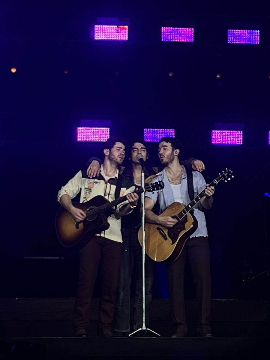 vecaglen's tweet image. Jonas Brothers with a fan in Manila

Chz!!!!! I waited 17 years!!! I did everything to be in this moment 😭♥️

Thanks for coming back @jonasbrothers @joejonas @nickjonas @kevinjonas