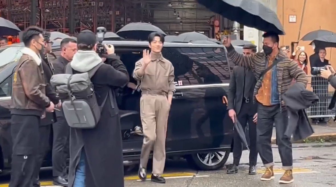 xzhansoul's tweet photo. Open for discussion except for XIAO ZHAN 😌

Information to share: The height of Mercedes-Benz commercial vehicle is 186cm.
Question: Is Xiao Zhan height really 183.6? 
😭😅

XIAO ZHAN TODS FW 24
#XiaoZhanxTodsMFW24
#GBAXiaoZhanTodsFW24 https://t.co/noD40APBPq
