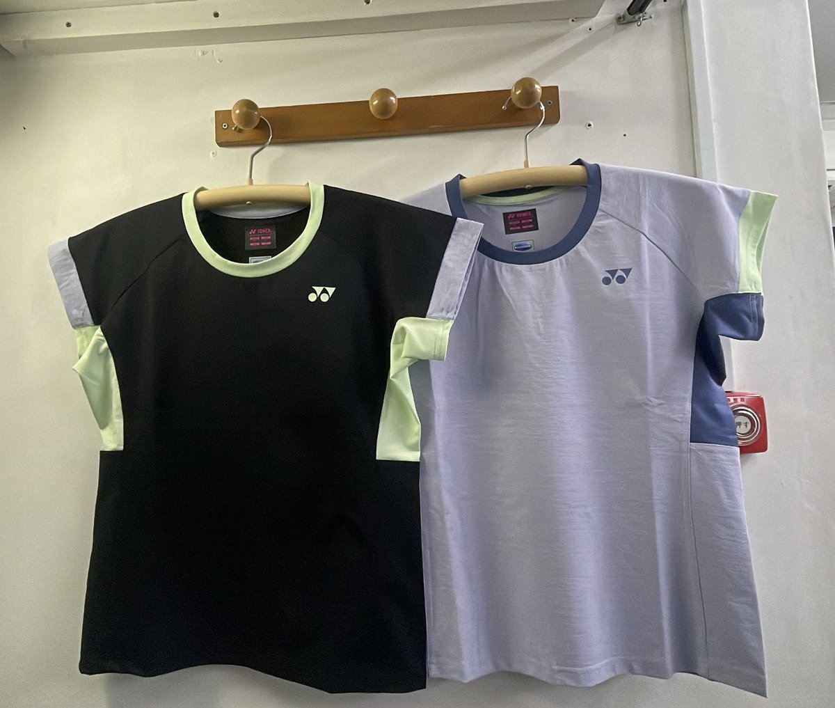 all_champ's tweet photo. 皆さまこんにちは
チャンプ守口店です☘️

とにかく配色が可愛い
ウェアをご紹介☺️💚

YONEX  20770  
ウィメンズゲームシャツ
ユニも同じデザインあります👕

#ヨネックス #YONEX #ゲームシャツ https://t.co/v4WEIJmkLw
