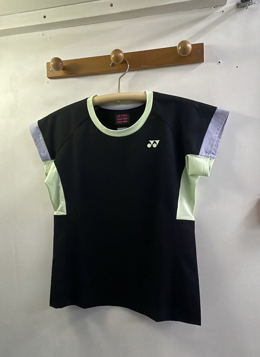 all_champ's tweet photo. 皆さまこんにちは
チャンプ守口店です☘️

とにかく配色が可愛い
ウェアをご紹介☺️💚

YONEX  20770  
ウィメンズゲームシャツ
ユニも同じデザインあります👕

#ヨネックス #YONEX #ゲームシャツ https://t.co/v4WEIJmkLw