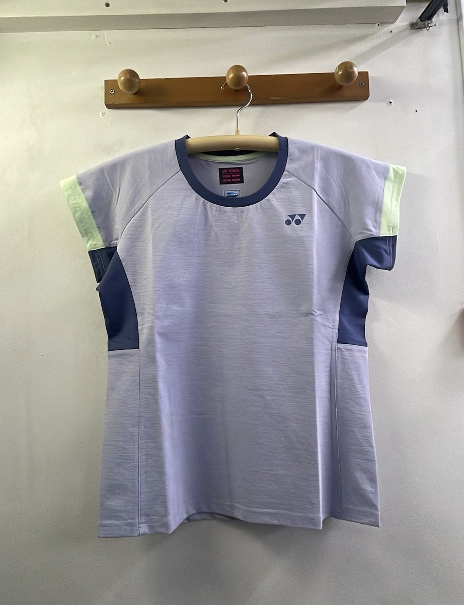 all_champ's tweet photo. 皆さまこんにちは
チャンプ守口店です☘️

とにかく配色が可愛い
ウェアをご紹介☺️💚

YONEX  20770  
ウィメンズゲームシャツ
ユニも同じデザインあります👕

#ヨネックス #YONEX #ゲームシャツ https://t.co/v4WEIJmkLw