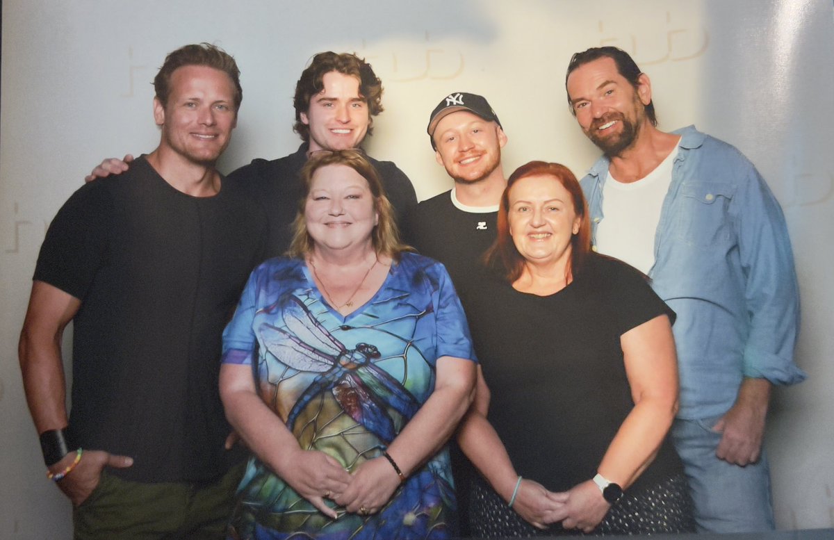 And then there were 4 lads with 2 Sheilas!! 

<a href="/vickinoz/">Vicki B</a> 😘 thanks for sharing the photo 🥰

😘😘😘😘😘
<a href="/SamHeughan/">Sam Heughan</a> 
<a href="/Charlesdv12/">Charles Vandervaart</a> 
#JohnHunterBell
#DuncanLacroix

<a href="/TheHUBBUB/">The Hub Productions</a> 
#Outlander