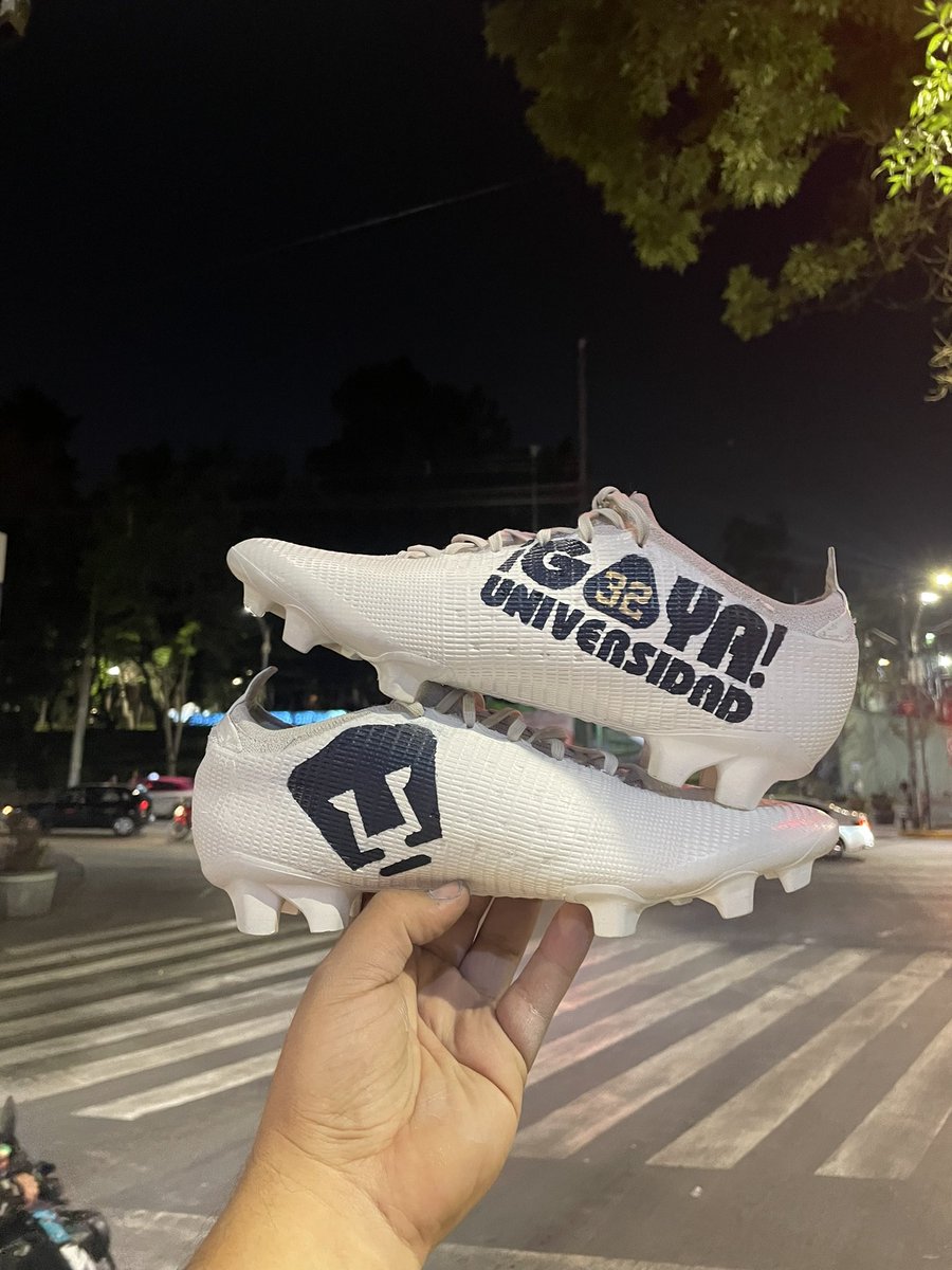 TachoMexTc's tweet photo. Un placer #entintardemagia los botines de @leosuarez_96 edición especial @PumasMX by #tachomex muchas gracias hermano como siempre sígala rompiendo . #tucalzadonuestrapasion #custom #pumas #unam #goya #universidad https://t.co/Ww33t2teBa