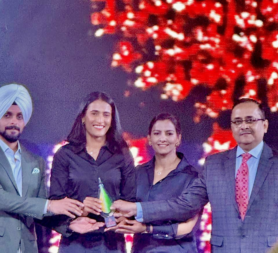 Pleased to honour @RutujaBhosale12 (2022 Asian Games gold medallist) with ‘Tennis Player of the Year’ award at Times of India Sports Awards (TOISA) finale. @IndiaSportsHub @rohanbopanna @IndTennisDaily @TOIIndiaNews @toisports @pra0902 @ianuragthakur @YASMinistry @vineetjaintimes