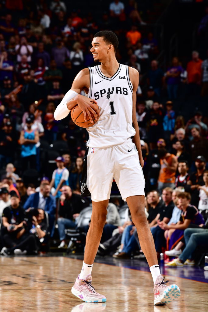 SpursCulture's tweet photo. Victor Wembanyama tonight:

27 PTS 
10 REB
8 AST
5 STL
5 BLK
47.0 FG%
90.0 FT%
30 MINS

Youngest player in NBA history to have a 5x5 game https://t.co/0c5VFeeJ3T