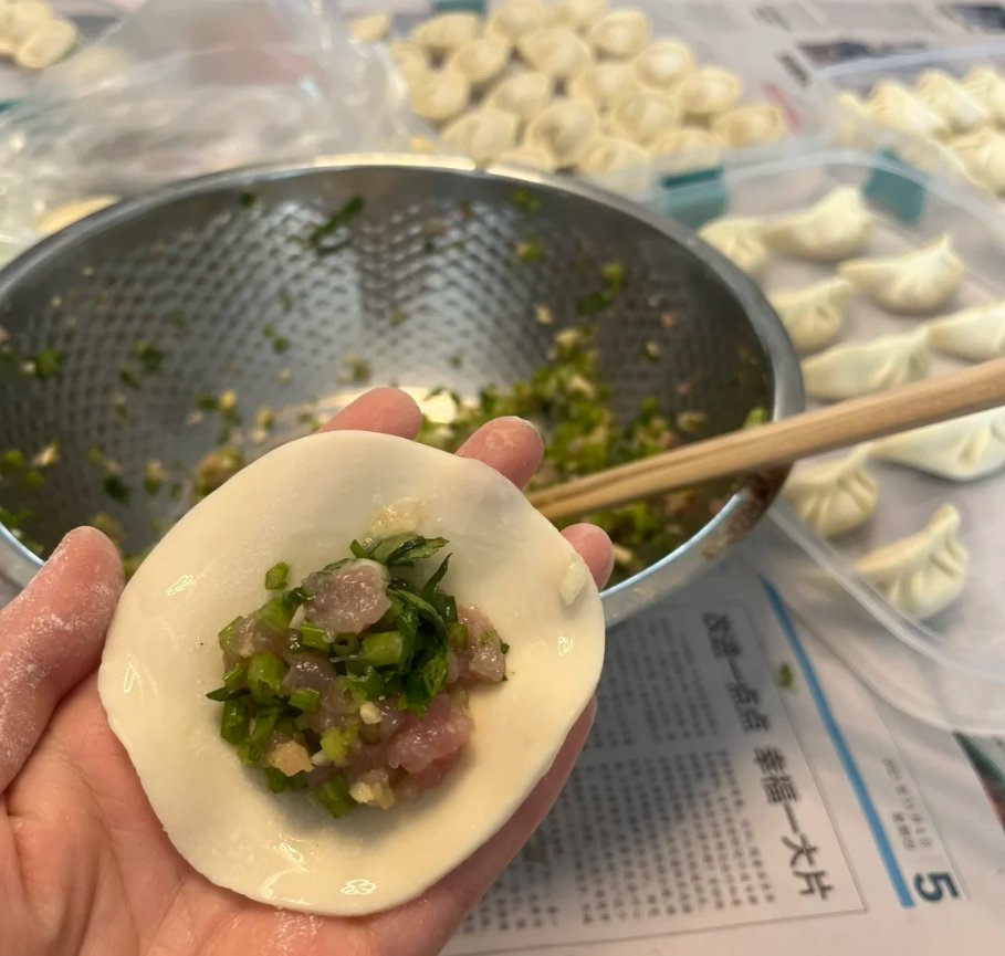 Gkuber's tweet image. 今日の昼食は家族と一緒に家で餃子を作る🥟