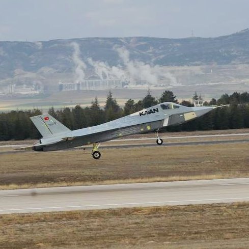 Japon basınında KAAN savaş uçağıyla ilgili yansımalar:

"Muhtemelen Türk SİHA'ları gibi bu savaş uçakları da bir süre sonra yurtdışına ihraç edilecek ve Türkiye'nin varlığı artmaya devam edecek.”

"Şimdiye kadar hayalet savaş uçakları sadece ABD, Rusya ve Çin tarafından bağımsız