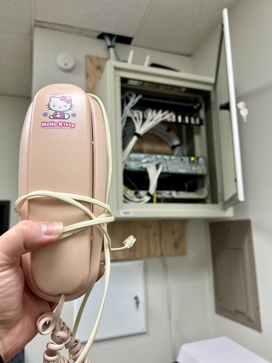 lonzom10's tweet image. When the only way to test the million dollar digital #ACS phone system at work, is to use a twenty year old, pink #HelloKitty analog phone… 🤦♂️📞🤦♂️
#ModernTechnology #YouCantMakeThisStuffUp