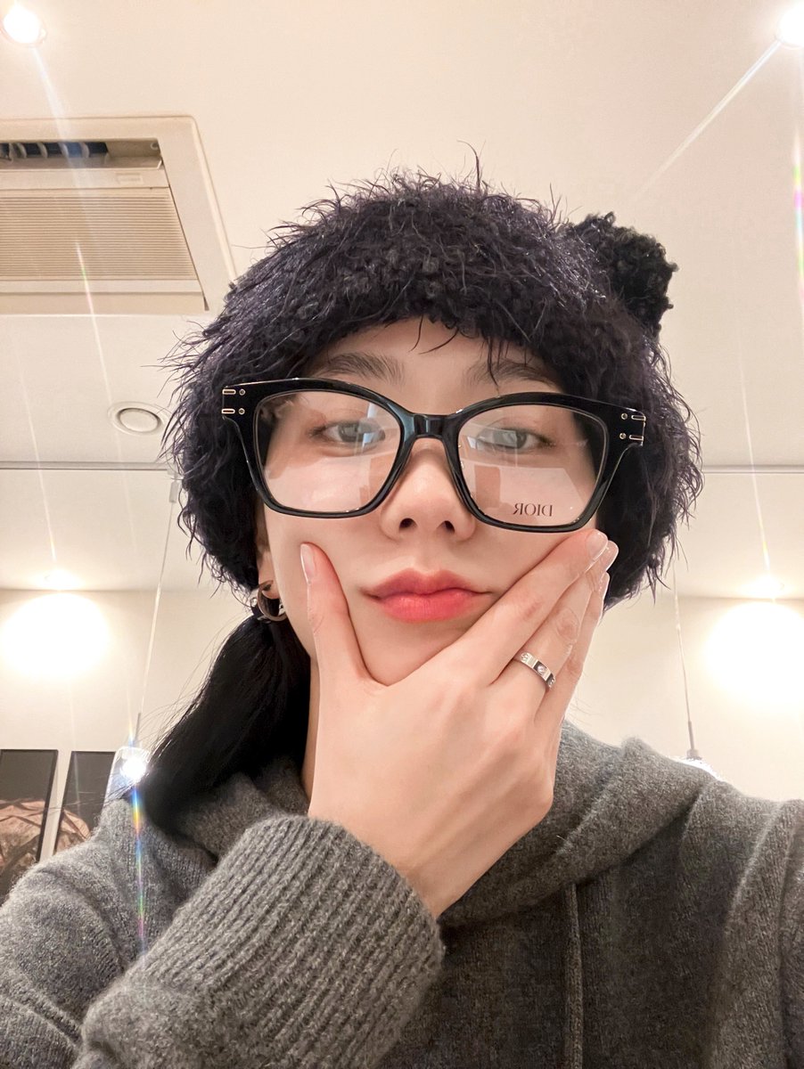 blackpinkbabo's tweet photo. Jisoo weverse update 💗 @Blackpink 

“It was so cold yesterday but it’s warm today~ Blinks, what are you doing haha 🥰” https://t.co/YK9FSSM1Tk