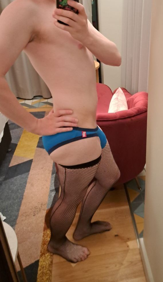 dizz_ad's tweet photo. Had a night out enjoying the local festival~ Here's me waiting for the big beefy dog to shower back in the hotel ;p https://t.co/eGFt8rXbIP