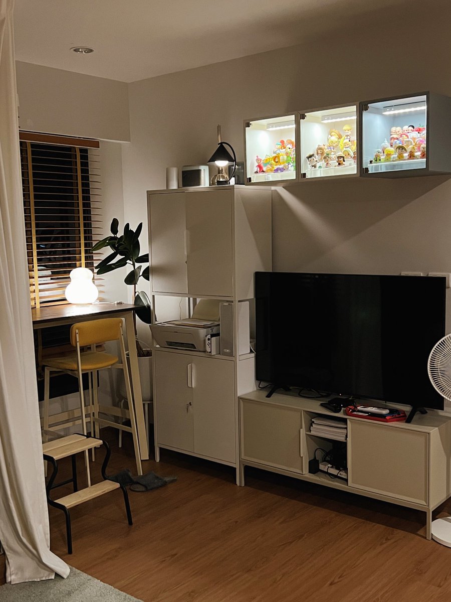 วงการกล่องจุ่ม Art toy เข้าแล้ว คำว่าตัวเดียวไม่มีอยู่จริง ใน 3 เดือนงอกเต็มห้องราว 50 ตัว จนต้องหาที่เป็นกิจจะ ทำตู้เก็บในห้องให้ยังคงเข้ากับสไตล์ของห้องคอนโดได้อยู่ ขอบคุณ IKEA ที่ออกตู้บานกระจกใส 35x35 รุ่นนี้มา เลิฟมาก สีน่ารัก ติดผนังหน้าทีวีได้พอดี เพิ่มไฟเข้าไปหน่อยสวยเลย