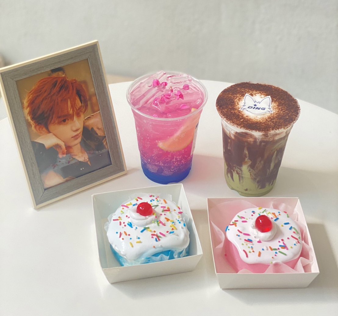 ⭐️#DCXShiningStar22nd 🦊
- 𝘉𝘐𝘙𝘛𝘏𝘋𝘈𝘠𝘉𝘖𝘠 𝘊𝘈𝘍𝘌 -

📢 Special set พร้อมแล้วนะคะ สามารถนำใบเสร็จไปจับ lucky star ได้ที่ชั้น 3 น้าา😘

🗓️  24-25 𝘍𝘦𝘣. 2024
🏁<a href="/HWANGCafe1/">HWANG_Cafe</a>
🕙 11.00 - 18.00
🚄  BTS พระโขนง ทางออก 2

#DingChengxin #TEENSINTIMES
#丁程鑫 #时代少年团