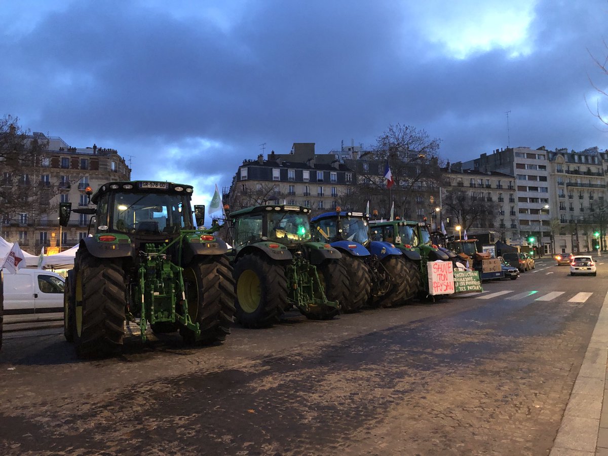 Le Salon de l’agriculture s’apprête à ouvrir ses portes à Paris. De nombreux agriculteurs ont passé la nuit sur place devant une des entrées et les visiteurs commencent à arriver. ⁦@Salondelagri⁩