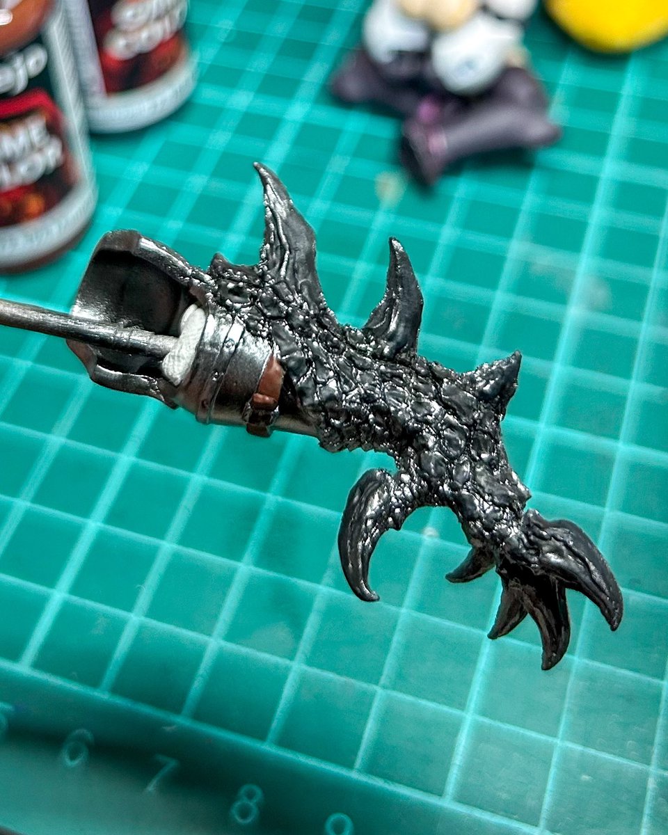 クロームシルバー吹いて防具の金属部分につつ、鱗とか爪部分の下地として活かして筆塗りする案。