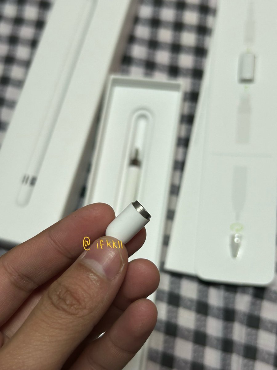 ส่งต่อ / ขาย ปากกา Apple pencil gen1 เจน1
🫶🏻 1,750 บาท รวมส่ง (ราคาคุยกันได้)
❌ ตำหนิตรงฝาปากกา ปิดได้ปกติ 
✅ อุปกรณ์ครบกล่อง
✅ ผ่านแอดได้ แลกคอนแทคได้ 
✅ นัดรับนครพนม
❓ ขอดูเพิ่มเติมได้
#applepencilมือสอง #ApplePencilมือ2  #ส่งต่อปากกาไอแพด #ส่งต่อapplepencil #ปากกาไอแพด