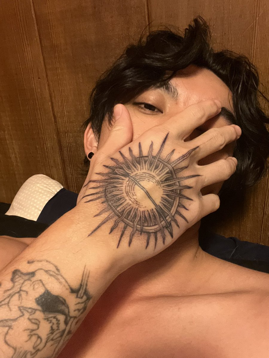 Ac3_twit's tweet photo. y’all like the new hand necklace I got? #nsfw #nsfwtwt #nsfw_acc #18plus #mask #thirst #thirsttrap #hands https://t.co/udmjybzgKs