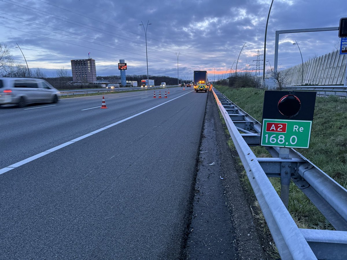 📍#A2 tussen #Veldhoven en #Leenderheide staat een vrachtwagen met pech. Aannemer is ter plaatse. ❌ op de rechterrijstrook. Berger is onderweg. @RWSverkeersinfo