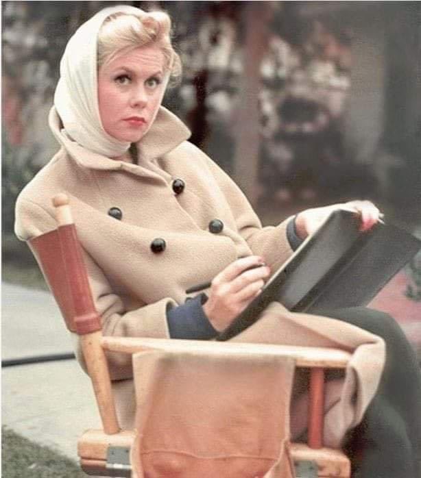 Beautiful Liz reviewing her script in 1965. #Bewitched #ElizabethMontgomery #BewitchedHistoryBook