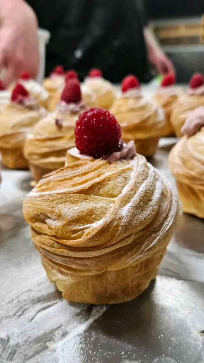 bakkerijverba's tweet image. #Goedemorgen !!! wat een succes de CRUFFIN&apos;S
De CRUFFIN is een gevulde muffin van croissantdeeg lekkerder dan de #crompouce
De meeste slapen maar de bakkers zijn volop bezig om weer verse CRUFFIN&apos;S in de winkels te krijgen. 
Komen jullie ze ook proberen????
Welke in onze winkels