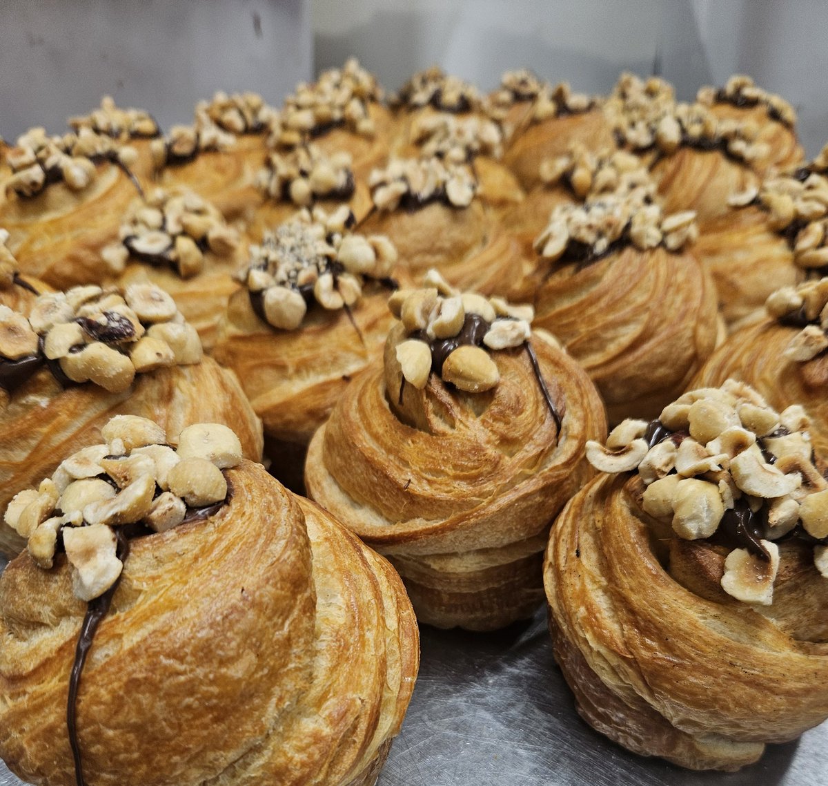 bakkerijverba's tweet image. #Goedemorgen !!! wat een succes de CRUFFIN&apos;S
De CRUFFIN is een gevulde muffin van croissantdeeg lekkerder dan de #crompouce
De meeste slapen maar de bakkers zijn volop bezig om weer verse CRUFFIN&apos;S in de winkels te krijgen. 
Komen jullie ze ook proberen????
Welke in onze winkels