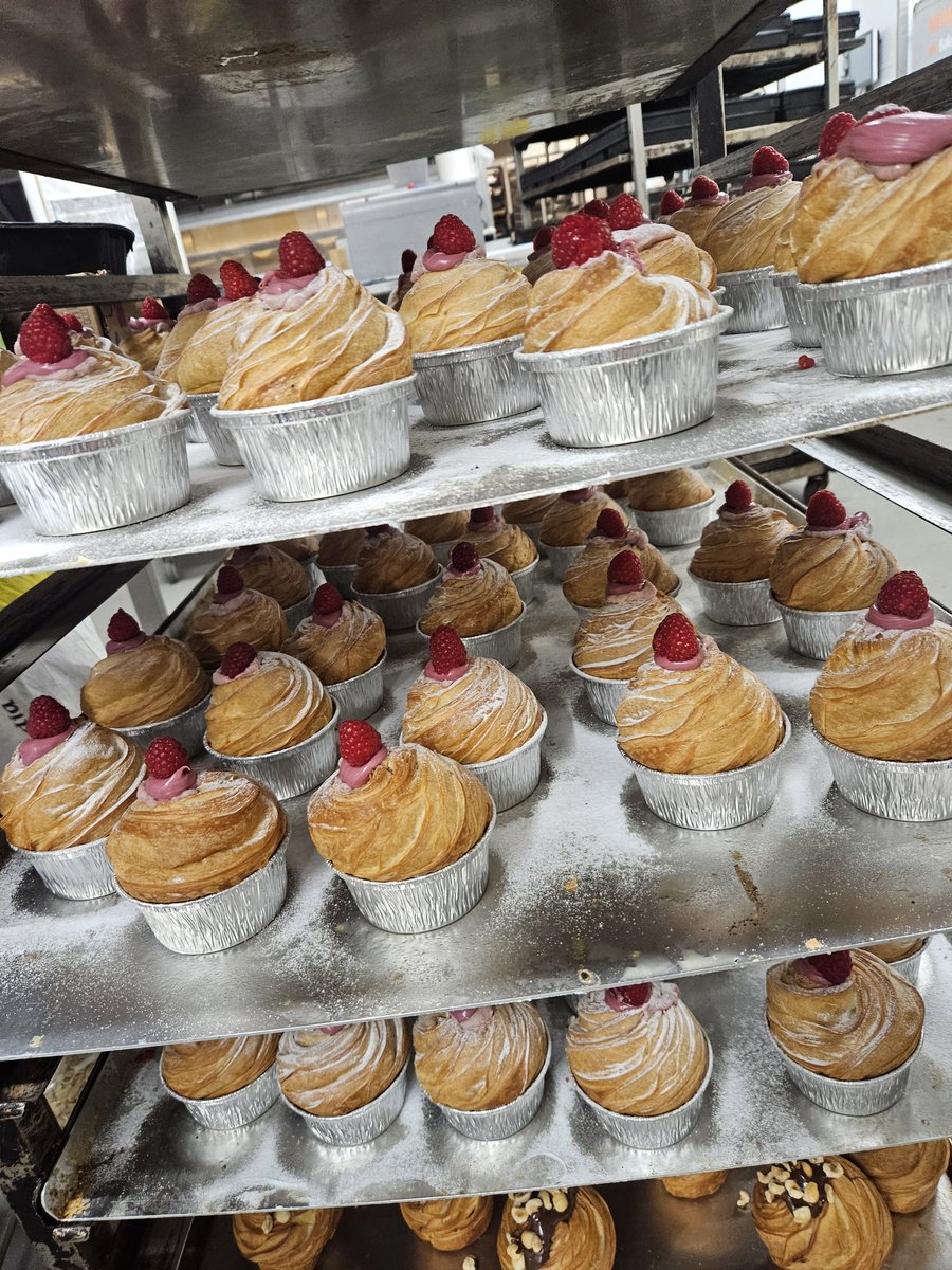 bakkerijverba's tweet image. #Goedemorgen !!! wat een succes de CRUFFIN&apos;S
De CRUFFIN is een gevulde muffin van croissantdeeg lekkerder dan de #crompouce
De meeste slapen maar de bakkers zijn volop bezig om weer verse CRUFFIN&apos;S in de winkels te krijgen. 
Komen jullie ze ook proberen????
Welke in onze winkels
