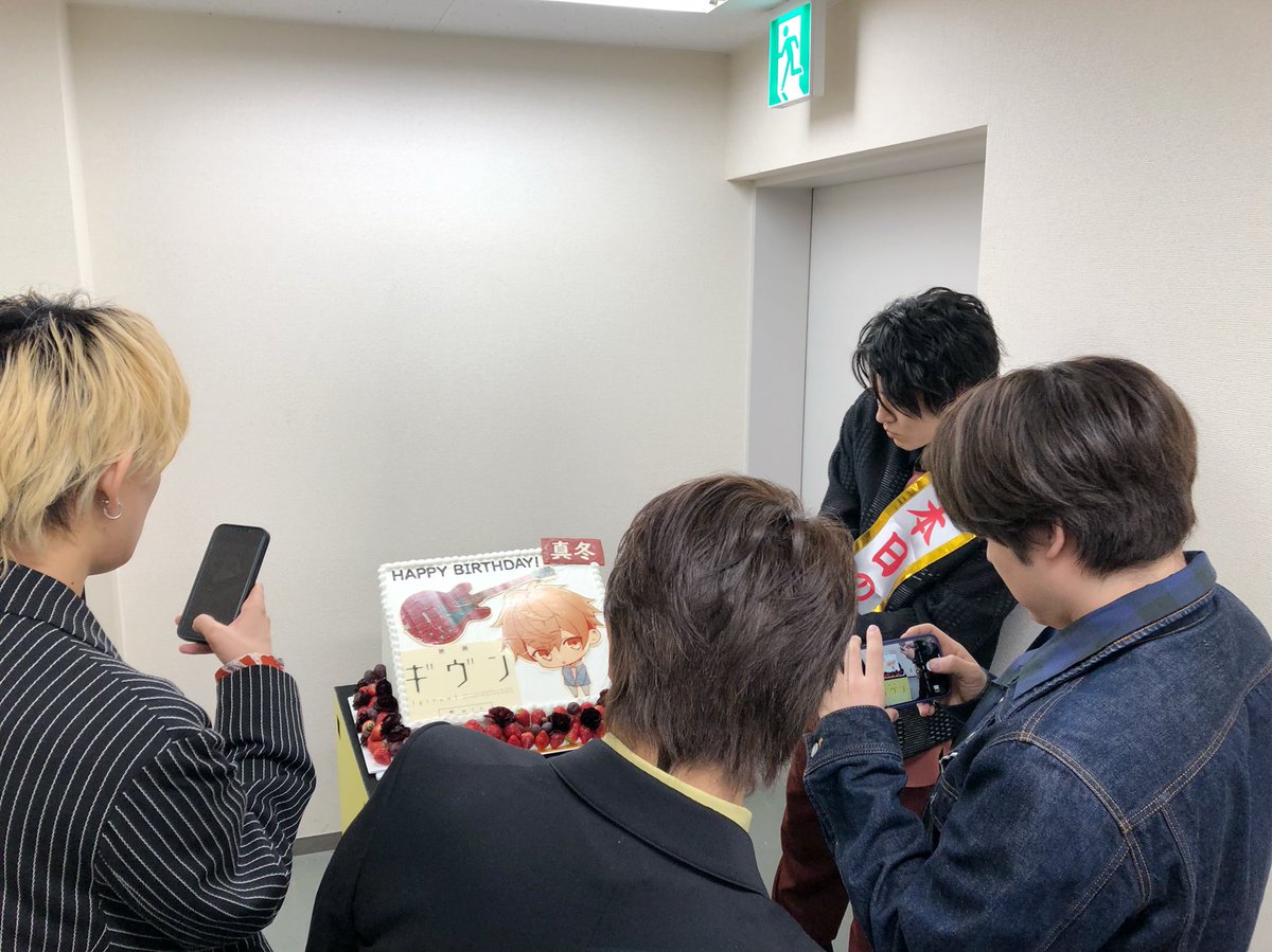 hemp_m's tweet photo. 「映画 ギヴン 柊mix」
大ヒット御礼舞台挨拶
ご来場ありがとうございました〜っ

舞台挨拶2回目には、2/28誕生日の真冬特製バースデーケーキが！！
ケーキと矢野♪
ケーキを撮るみんなをパチリ！笑

そして！
「映画 ギヴン 海へ」（2024年秋公開予定）の発表も〜っ！！！
お楽しみに〜っ♫

#ギヴン https://t.co/8PphMrZmcx
