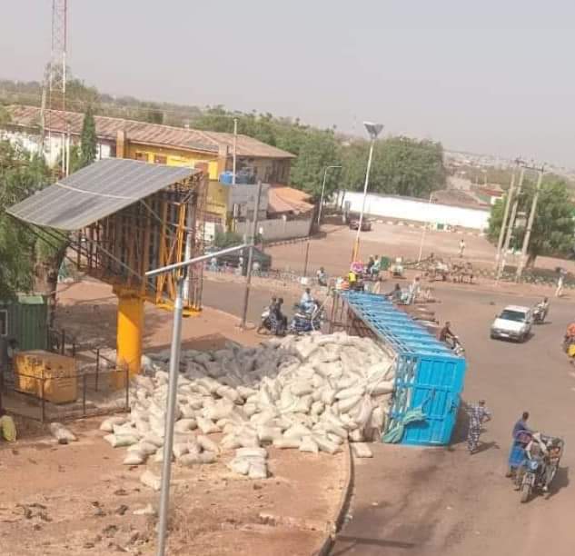 HBMayana_'s tweet photo. UPDATE: A truck full of grains fell within the heart of Sokoto yet, despite living in 'Govt plagued' penury and abject hardship, Sakkwatawa weirdly comported themselves and didn't resort to looting. I doff my hat! https://t.co/XFzjczVMY8