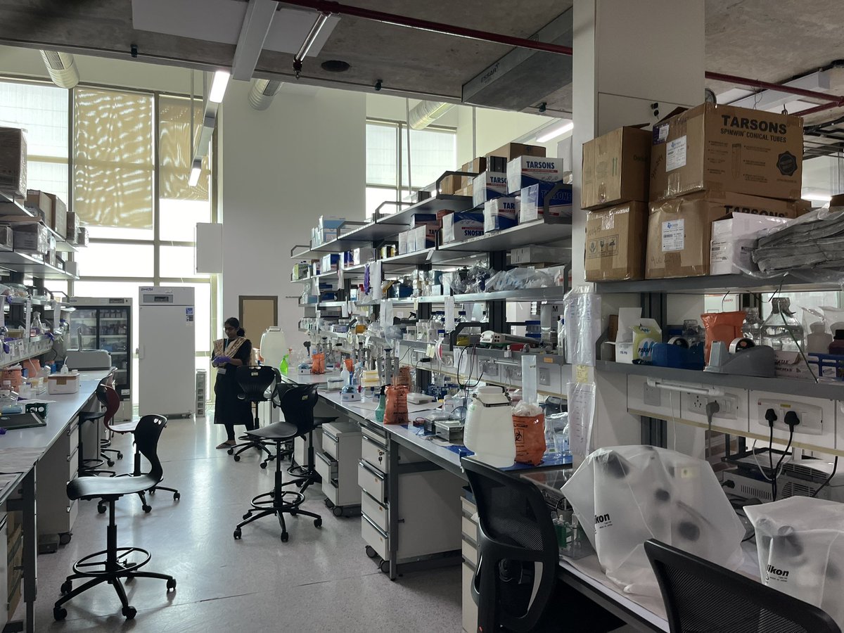 Research in India. 🤯😍🔬

Stem cells, development, organoids, disease modeling, and more. 

Thank you <a href="/InamdarManeesha/">Maneesha Inamdar</a> for the tour of <a href="/DBT_inStem/">iBRIC-inStem</a> at <a href="/InSDB_79/">Indian Society of Developmental Biologists</a>. 🙏