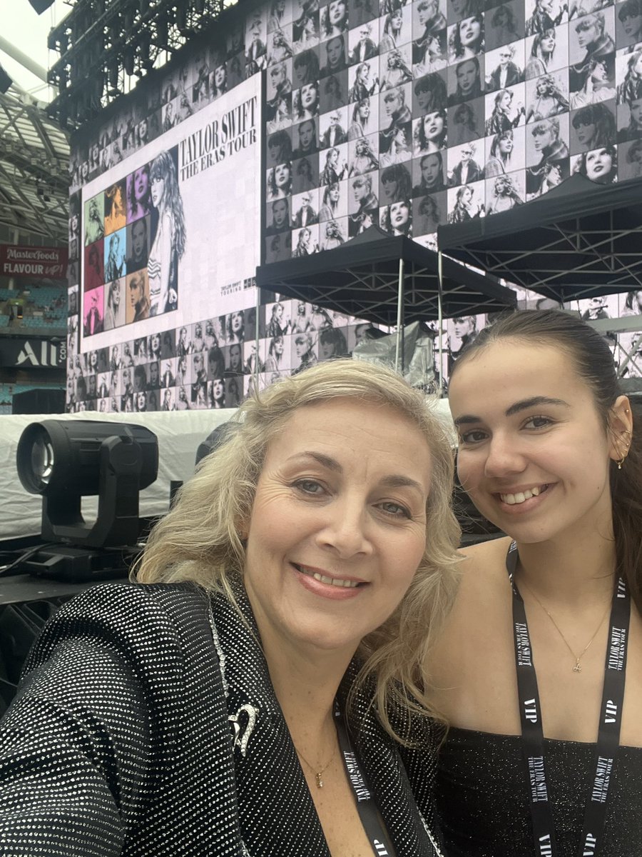 SuzanneMck's tweet photo. Front row with Taylor Swift tonight&amp;celebrating Annalise’s 18th birthday…thankyou so much Taylor🥰🫶😘 https://t.co/3NcjwV4ppT