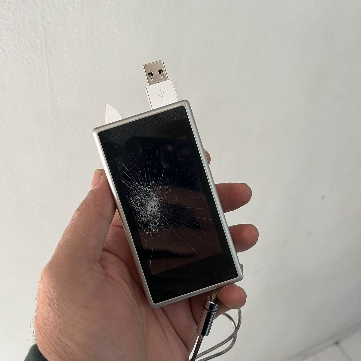 PradeepHardikar's tweet photo. #Declutterring means saying goodbye to some friends. 

Palm Pilot was a gift from my boss when I left US to come back for good. 'You plan well. This will help' he said. 

#HP #iPAQ. Discontinued. 

#FlipHD Camera. How Cisco killed it! 

You served well my #friends 

#eWaste https://t.co/0XolL1Ixq5
