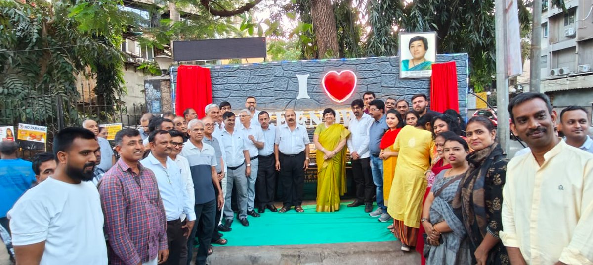 LavekarBharati's tweet image. Inaugurated #SelfiePoint at #Lokhandwala Market, #Versova_Vidhansabha, conceptualized by Lokhandwala Vyapari Mandal. In Presence of Members of Lokhandwala Vyapari Mandal,  Local Corporator Yogiraj Dabhadkar, BJP Pradhikaris &amp;amp; Karyakartas.