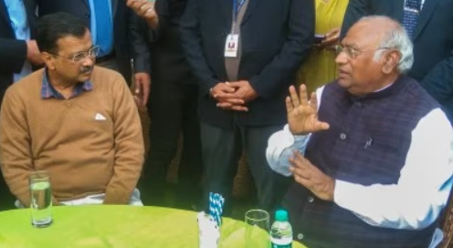 shreshtbharattv's tweet image. #Breakingnews 
#Congress and #AAP announce seat-sharing in #Delhi, Gujarat, Haryana, Chandigarh and Goa

In Delhi,  Cong to contest on 3 and #AAP on 4 seats.
In Gujarat (26 LS seats), Congress on 24 and AAP on 2 seats 
In Haryana (10 LS seats), Cong to contest 9 and AAP on 1