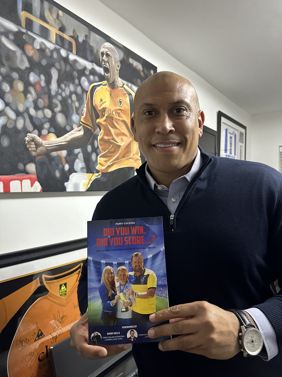 PerryCocking's tweet image. Former Scotland, Wolves, Burnley and Brighton striker, Chris Iwelumo, with his copy of my book! Have you got yours yet…? 😃⚽️📕

tinyurl.com/NewBookDetails