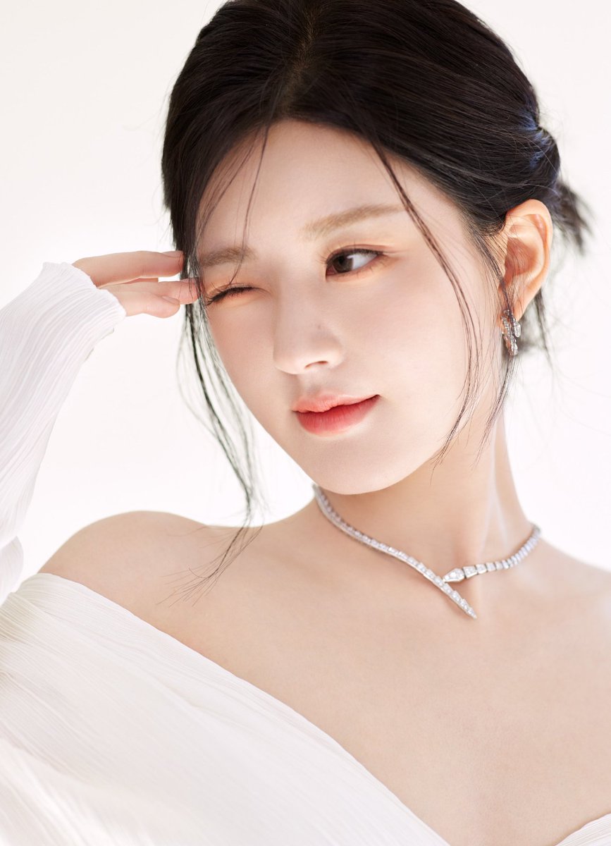 ไม่เคยตาย close up บอกเลย คิ้วตาจมูกปาก งานผิวจึ้งประหนึ่งว่าเธอควรอยู่บนฟ้า