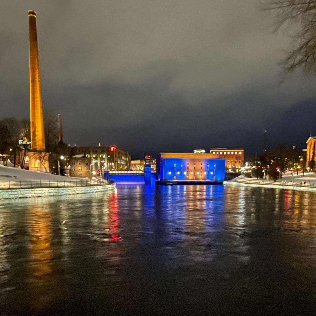 Kaksi vuotta sitten Venäjän brutaali isku pysäytti meidät kaikki ja valaisimme Tammerkosken osoittaaksemme tukemme ukrainalaisille ja #Tampere’en ystävyyskaupungin #Kiova’n asukkaille. #Suomi seisoo jatkossakin Ukrainan tukena, niin kauan kuin tarvetta on. #SlavaUkraini! 💙💛