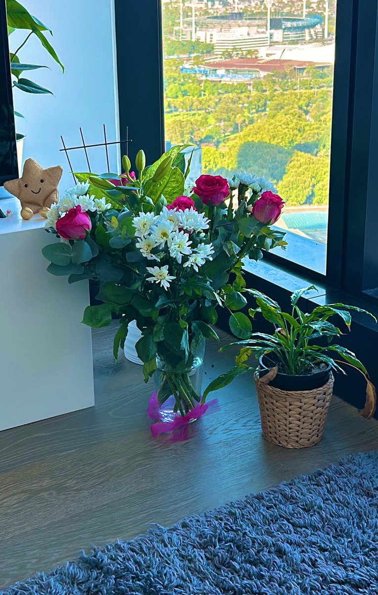 picucat's tweet photo. Pretty flowers after a long long week-self love โค๏ธ , and despite feeling a bit inept briefly, lovely thanks from the cons on my nights. All balances. And super slow day.
Beach tomorrow I think! ๐ค
#weekend #postnights ๐บ https://t.co/OsuaGkukrD