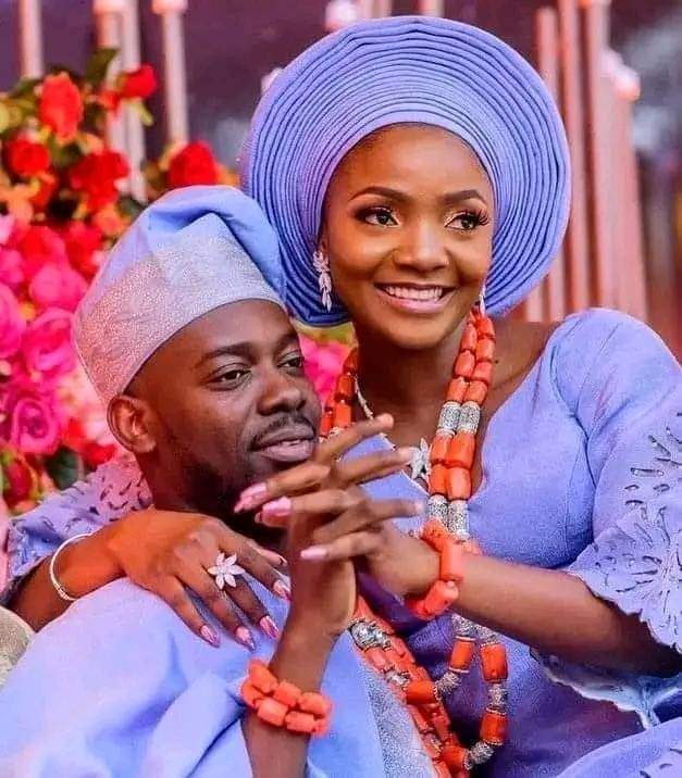 Simi and Adekunle Gold dated for 7 years before getting married in 2019. Despite Adekunle's initial financ!al struggles, Simi supported him wholeheartedly, slowing down her own career to help him succeed in the music industry.