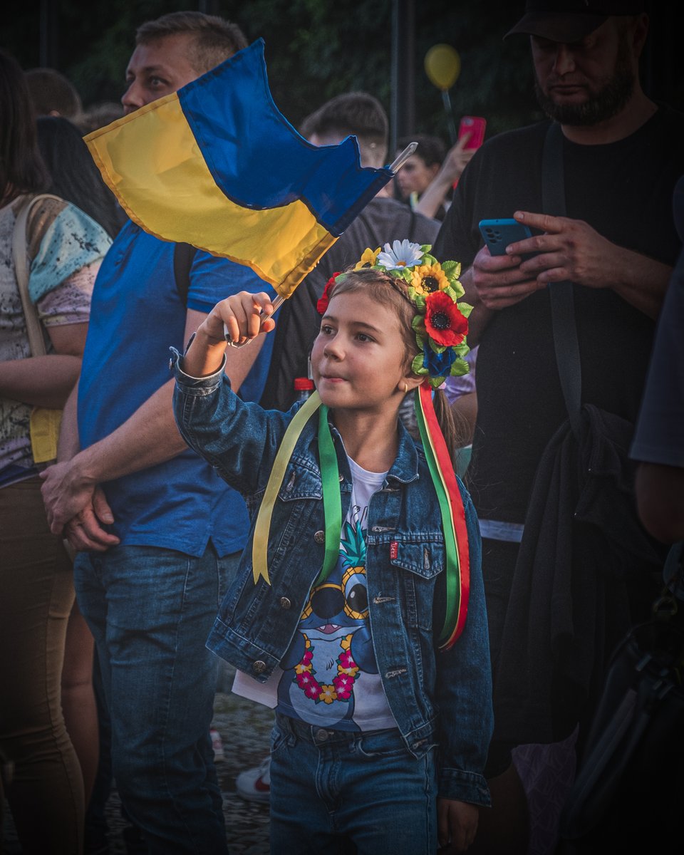 Fotka téhle ukrajinské holčičky je z Prahy z kraje roku 2022. Tehdy jsme se jako národ silně semkli a přivítali ty, kteří k nám utekli do bezpečí před válečným napadením. A já jsem za to byl na nás velmi hrdý.

Teď bych si moc přál, abych mohl být hrdý dál. Abychom dál stáli na