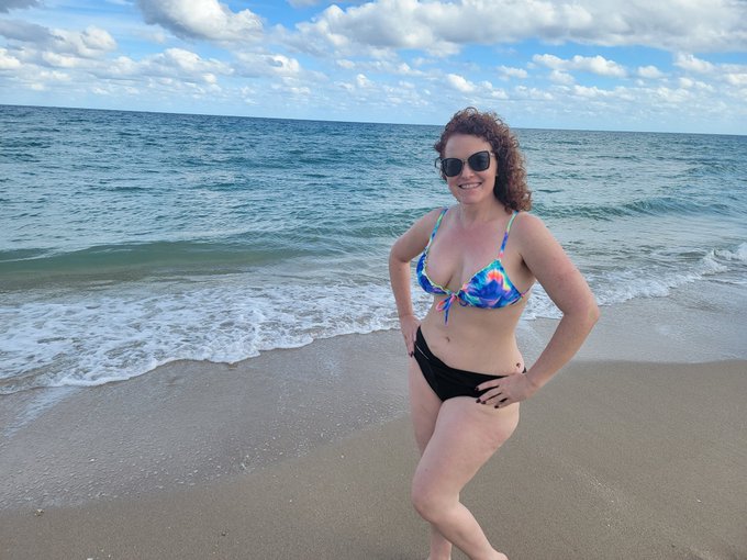 I spent Valentines Day 💝 on the beach in Florida.  I love my new bikini.  It was a nice, relaxing day<a href="/tag/bikini"class="tags"><span>#bikini</span></a><a href="/tag/vacation"class="tags"><span>#vacation</span></a><a href="/tag/florida"class="tags"><span>#florida</span></a><a href="/tag/beach"class="tags"><span>#beach</span></a><a href="/tag/redhead"class="tags"><span>#redhead</span></a><a href="/tag/m"class="tags"><span>#m</span></a>