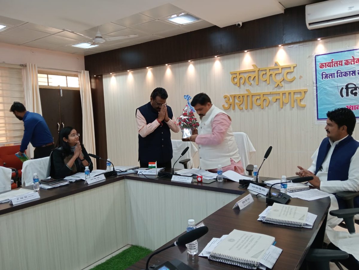 DrKPSinghYadav's tweet image. आज कलेक्ट्रेट अशोकनगर में दिशा बैठक कर हितकारी मूलक तथा शासन के प्रत्येक कार्यों की समीक्षा की। 
इस दौरान जिला पंचायत अध्यक्ष अशोकनगर श्री राव अजय यादव जी, चंदेरी विधायक श्री जगन्नाथ सिंह रघुवंशी जी, अशोकनगर विधायक श्री हरी बाबू राय जी, कलेक्टर श्री सुभाष कुमार द्विवेदी जी, जिला…
